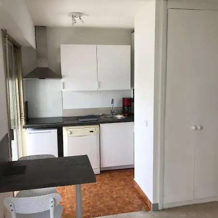 Juan-les-pins Residentiel, Grand Studio Proche Plages Et Commerces *